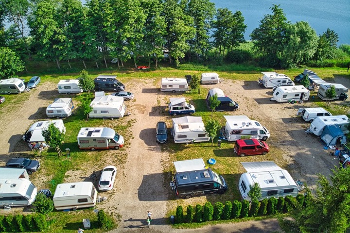 Kamping dla kampera nad morzem